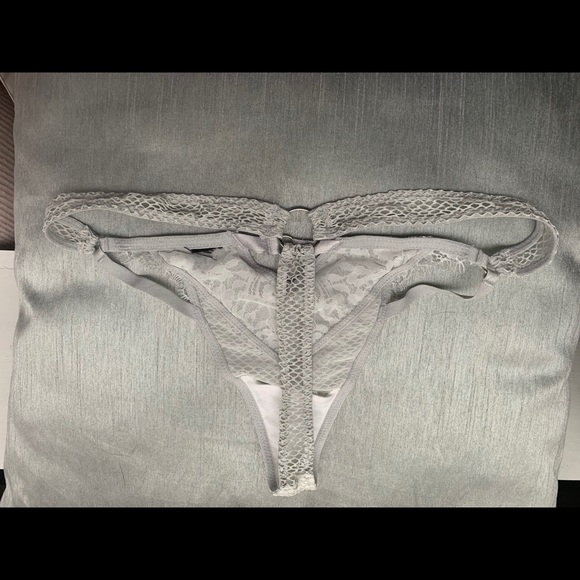 Lace thong - Picture 3 of 7